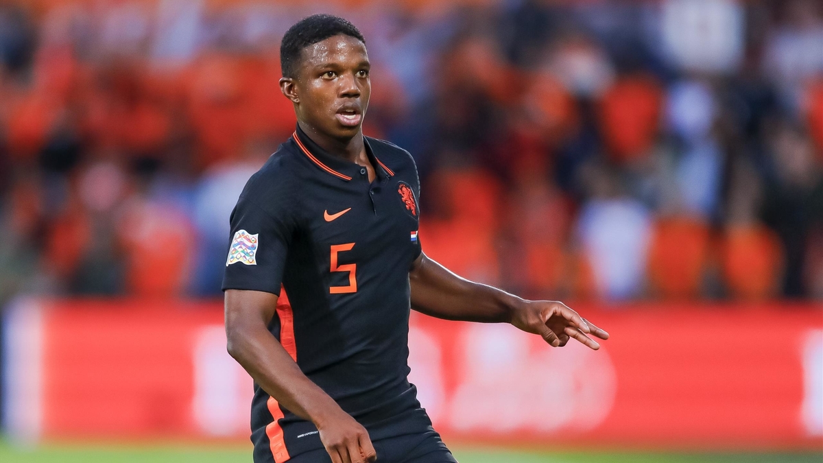 Tyrell Malacia to fly to England for medical tests to join Manchester United